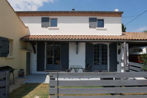dom z płotem przed nim w obiekcie La Petite Maison w mieście Arles
