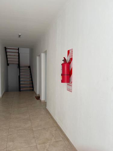 een kamer met een rood cadeau aan de muur bij Edif Montecarlo I En PB, a mts de las Termas in Federación