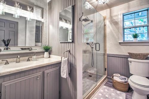 ein Badezimmer mit Dusche und Toilette in der Unterkunft The River Cottage Charming Retreat with Dock in Midway