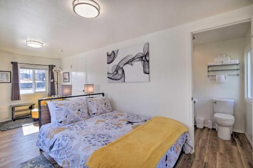 Ein Bett oder Betten in einem Zimmer der Unterkunft North Bend Home with Cornhole Court and Putting Green