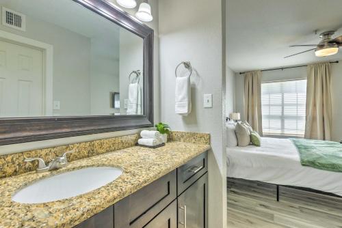 uma casa de banho com um lavatório, um espelho e uma cama em Updated Scottsdale Condo Less Than 3 Mi to Old Town! em Scottsdale