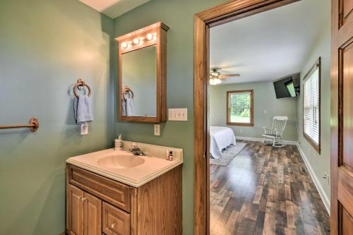 uma casa de banho com um lavatório e um espelho em Pet-Friendly Woodsy Gem quarter Mi to Chesapeake Bay em Exmore