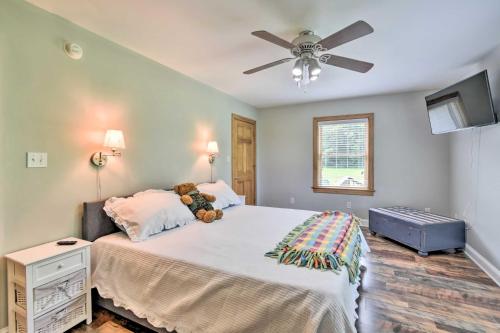 Un dormitorio con una cama con un osito de peluche. en Pet-Friendly Woodsy Gem quarter Mi to Chesapeake Bay en Exmore