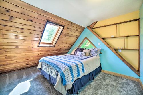 Llit o llits en una habitació de Grand Idaho Cabin Less Than 1 Mi to Lava Hot Springs!