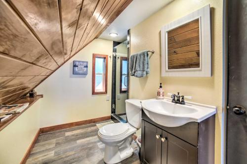 La salle de bains est pourvue de toilettes et d'un lavabo. dans l'établissement Grand Idaho Cabin Less Than 1 Mi to Lava Hot Springs!, à Lava Hot Springs
