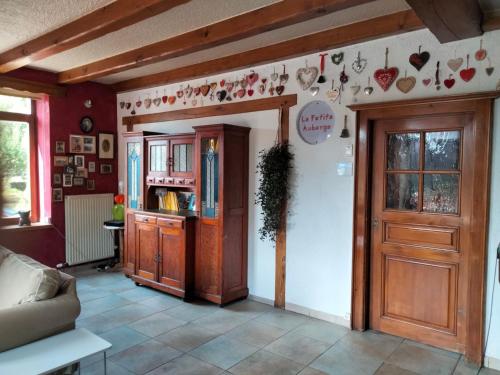 Sala de estar con puerta y mesa en La Petite Auberge 