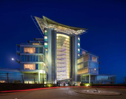 un edificio alto por la noche con una calle delante en voco St. David's Cardiff, an IHG Hotel, en Cardiff