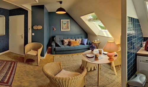 un salon avec un canapé et une table dans l'établissement Domaine De Kereven, à Bénodet