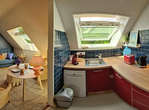 une petite cuisine avec un évier et une fenêtre dans l'établissement Domaine De Kereven, à Bénodet