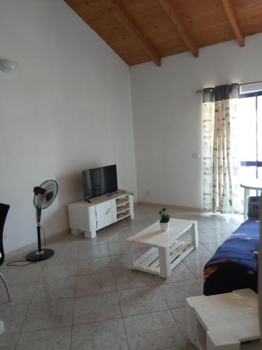 Μια τηλεόραση ή/και κέντρο ψυχαγωγίας στο Casa Azul 2 Rua da Morna up from Mercado Municipal 4111