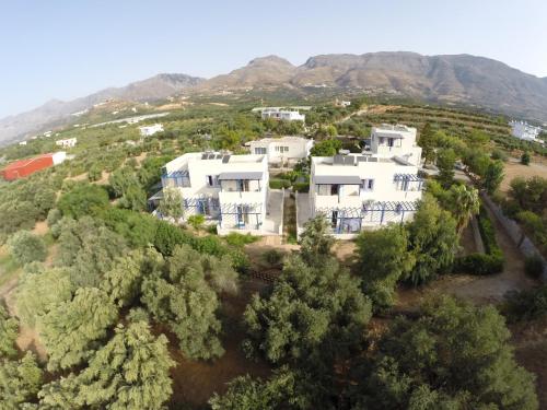 una vista aérea de una gran casa blanca con árboles en Anna Ageliki, en Damnoni