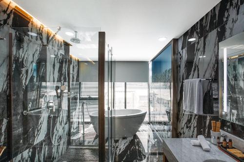 Koupelna v ubytování Marjan Plaza Hotel