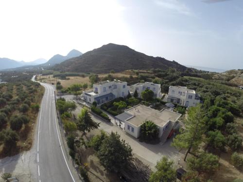 una vista aérea de una casa al lado de una carretera en Anna Ageliki, en Damnoni
