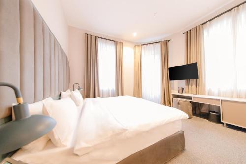TV a/nebo společenská místnost v ubytování STROFI Boutique Hotel