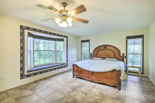 een slaapkamer met een bed en een plafondventilator bij Titusville Vacation Rental Home Near Parks and Golf! in Titusville