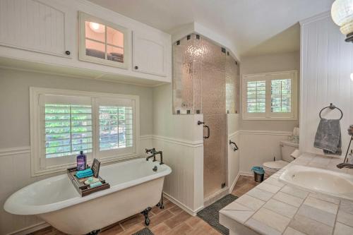 La salle de bains blanche est pourvue d'une baignoire et d'une douche. dans l'établissement Apples Chalet Less Than 1 Mi to Jenkinson Lake!, à Pollock Pines