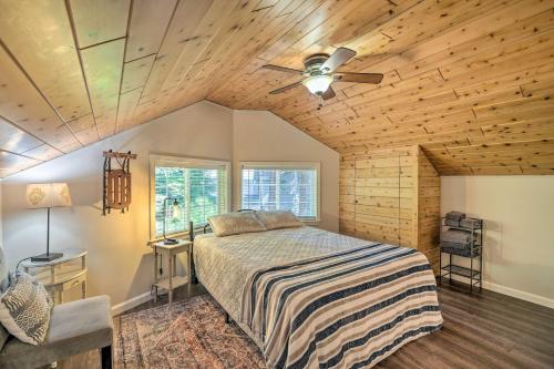 - une chambre avec un lit et un ventilateur de plafond dans l'établissement Apples Chalet Less Than 1 Mi to Jenkinson Lake!, à Pollock Pines