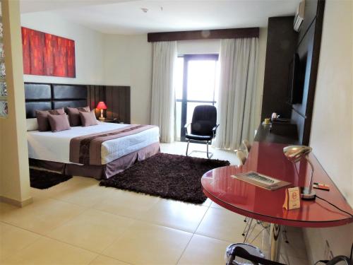 Ein Bett oder Betten in einem Zimmer der Unterkunft Mondrian Suite Hotel