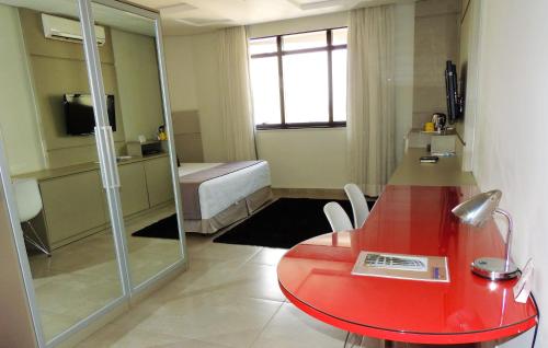 Ein Bett oder Betten in einem Zimmer der Unterkunft Mondrian Suite Hotel