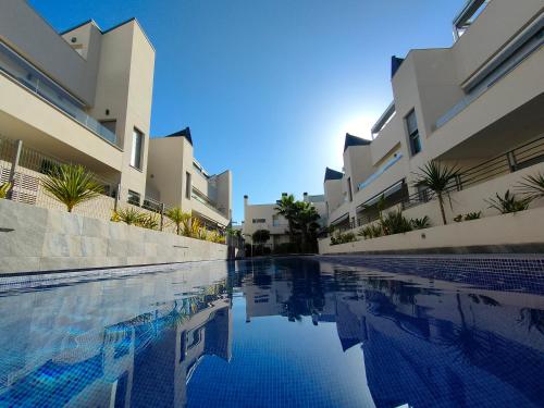 een zwembad voor sommige appartementsgebouwen bij Villa Amalia Eco in Torrevieja