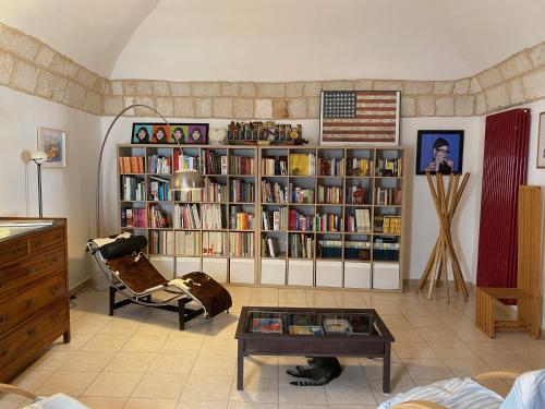 a living room with a book shelf filled with books at La Casa al Mare in Monopoli
