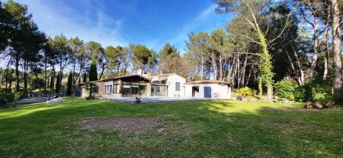 Villa La Sauvagine proche Aix en Provence avec piscine tennis billard 6 chambres pour 14 personnes