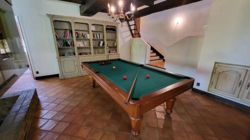 Villa La Sauvagine proche Aix en Provence avec piscine tennis billard 6  chambres pour 14 personnes, Gardanne – Updated 2023 Prices