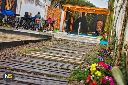 un conjunto de escaleras que conducen a un patio con flores en Ns Hotel en Termas de Río Hondo