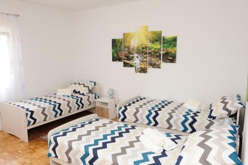 Zimmer mit 2 Betten und Wandgemälde in der Unterkunft Apartman Noa 16 in Ðurđevac