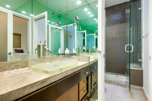 ein Badezimmer mit einem großen Waschbecken und einer Dusche in der Unterkunft Peninsula Perch in Newport Beach
