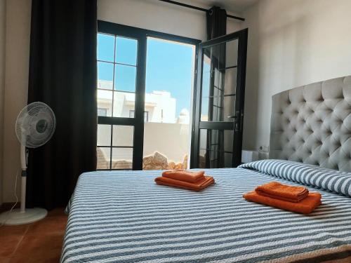 a bedroom with a bed with two towels on it at Exclusiva Villa de Lujo (5*****) en Corralejo - Fuerteventura (Islas Canarias) in Corralejo