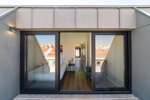 une extension en verre d'une maison avec balcon dans l'établissement Lusíadas 53 5ºE - Beautiful River View, à Lisbonne