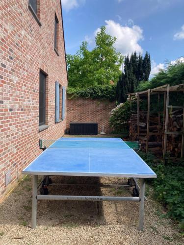 a blue ping pong table in front of a brick building at Hammo in Ham