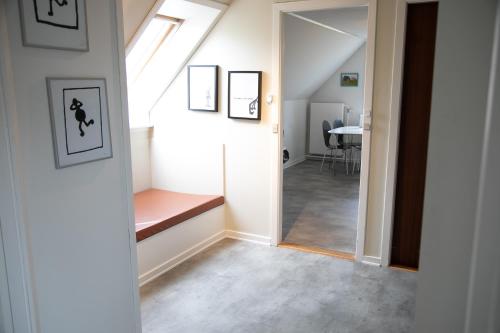 a hallway leading to a dining room with a window at Værelse, spiseområde, tv-stue og eget bad på landet in Kværndrup