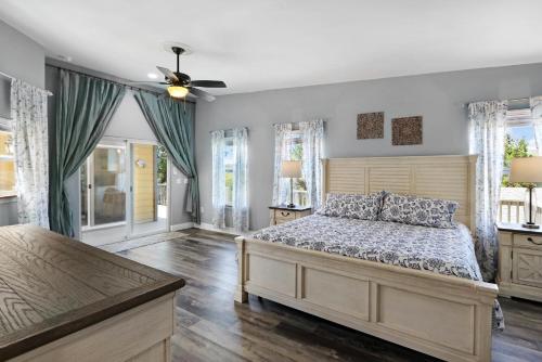 una camera da letto con un letto e un ventilatore a soffitto di Canyon Lake Lighthouse a Canyon Lake