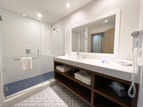 ein Bad mit einem Waschbecken und einem Spiegel in der Unterkunft San Nicolas Hotel Casino in Ensenada