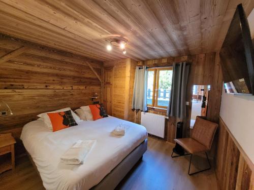 a bedroom with a bed in a wooden room at Résidence Julianna , trajets remontées mécaniques , livraison viennoiseries, piscine couverte in Morzine