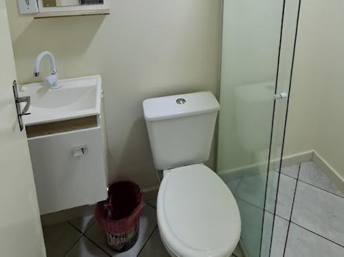 シャペコにあるLoft Confortável no Centroのバスルーム(トイレ、洗面台付)