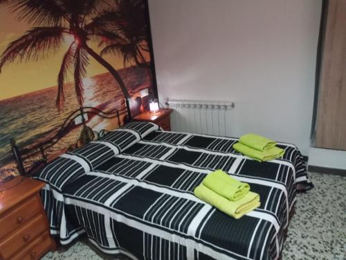 La Vilella BaixaにあるCal Tomのベッドルーム1室(ベッド1台、緑のタオル付)