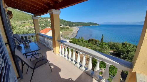 een balkon met een tafel en stoelen en uitzicht op de oceaan bij Vasilakis Home Fantasy Balcony Apraos in Apraos