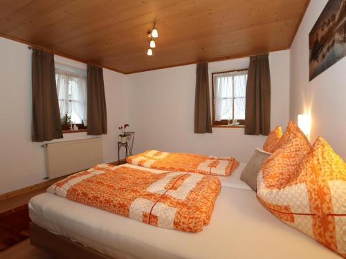 2 camas individuales en una habitación con ventanas en Beim Zuntl II, en Ehrwald
