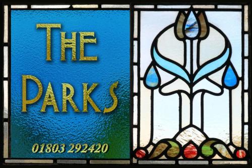 una vetrata colorata con l'insegna del parco di The Parks a Torquay