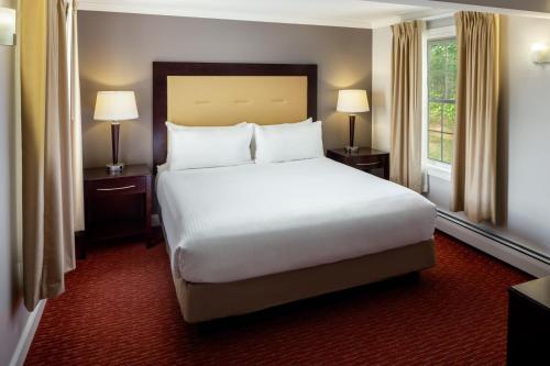 Una cama o camas en una habitación de Golden Gables Inn