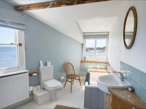Un baño con un inodoro blanco y un lavabo. en Bell Cliff House, en Lyme Regis