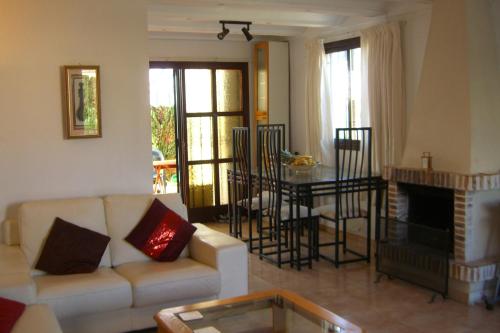 ein Wohnzimmer mit einem weißen Sofa und einem Tisch in der Unterkunft Tita in Albir