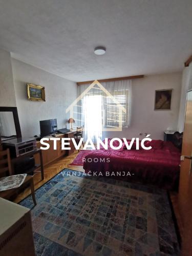 sala de estar con cama y ventana en Stevanovic Smestaj, en Vrnjci