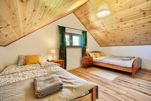 Llit o llits en una habitació de Na widoku- domki Bukowiec