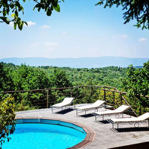 - une piscine sur une terrasse avec des chaises et une vue dans l'établissement La Capannina, à Loro Ciuffenna