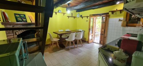 eine Küche mit einem Tisch und Stühlen im Zimmer in der Unterkunft La Capannina in Loro Ciuffenna