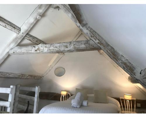 una camera con due letti in mansarda di Manor House Mews rustic Stable Conversion a Dorchester